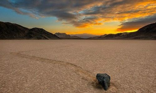 死亡谷魔鬼洞突发沙漠海啸?玩家必看的自然异象与游戏联动密码 死亡谷魔鬼洞突发沙漠海啸?玩家必看的自然异象与游戏联动密码