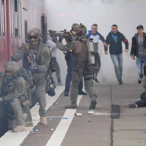 反恐精英2.0还能打职业?老玩家实测300小时后的核心生存法则 反恐精英2.0还能打职业?老玩家实测300小时后的核心生存法则