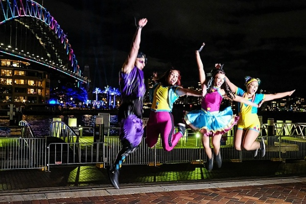 悉尼美女狂欢：好友相伴，欢乐时光无限绽放