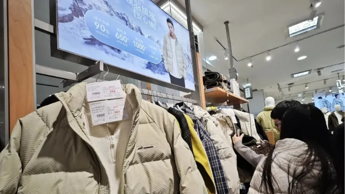 羽绒服热销！胖东子自营款八点开抢，市民抢购热潮一触即发