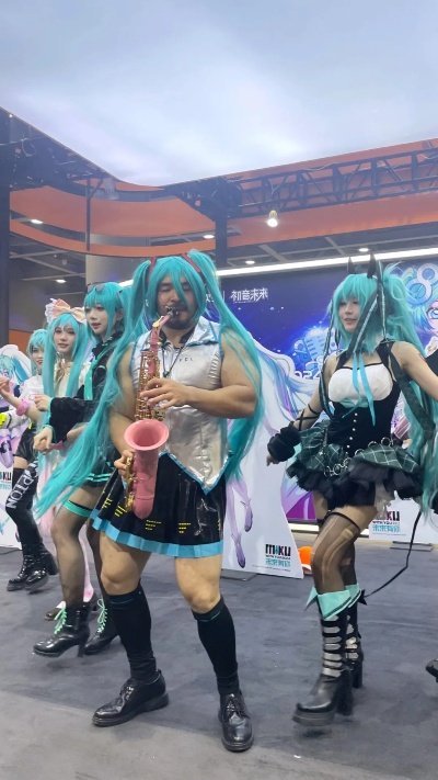 广州奇观：初音未来狂飙追击春日一番，科技新纪元再现惊魂一幕