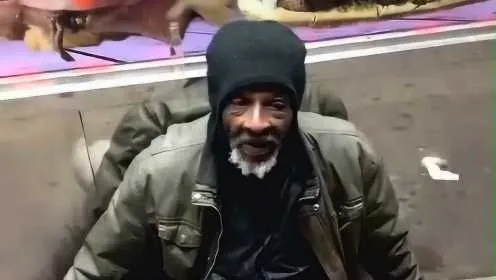 美国流浪汉捐赠衣物不幸头朝下窒息离世，寒冬无情令人痛心