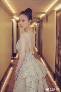 红海电影节惊艳亮相，安娜礼服开叉至腰尽显优雅风采