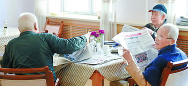 百岁上海老人生活揭秘：奶茶当水，外卖躺床，电脑游戏乐翻天