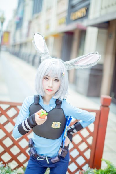 《疯狂动物城》朱迪COS惊艳亮相，今晚揭秘动物界时尚新潮流