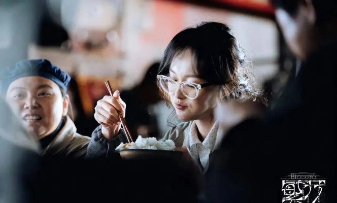 唐嫣晒王家卫合照藏了多少游戏式伏笔？从镜头语言到叙事逻辑看懂娱乐圈的剧情设计