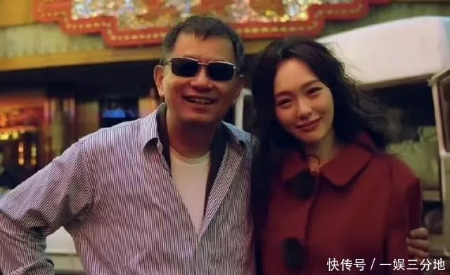 唐嫣晒王家卫合照藏了多少游戏式伏笔？从镜头语言到叙事逻辑看懂娱乐圈的剧情设计