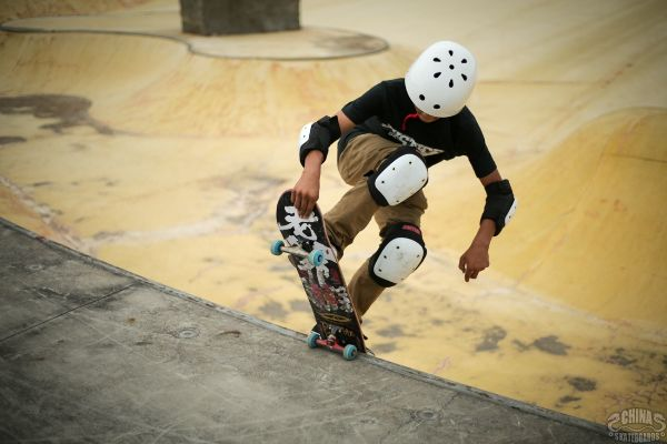 《滑板传奇》今日启航，挑战月影极限滑行之旅！