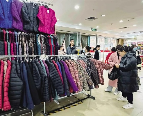 人大超绒羽绒服爆火！定制断码抢购热潮席卷校园