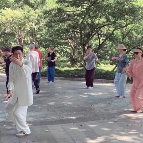 《自由篮球》圣诞潮装焕新，能力值服饰升级，福利喷漆大放送！