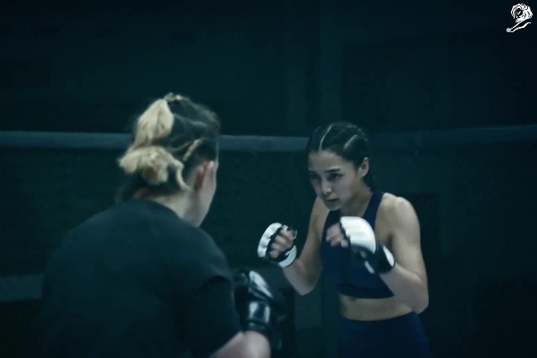 酗酒干仗少女变超凡，勇敢无畏新价值绽放