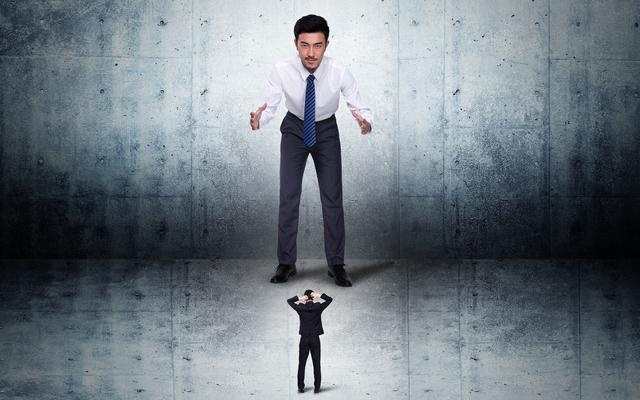 下班意外英雄：一脚救老板，职场新传奇