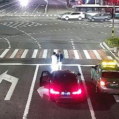 宝马追尾负全责赔4S店三千，网友热议：不该赔，改车费更划算