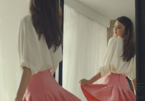 电梯诱惑：吊带袜换衣瞬间，心跳加速新体验