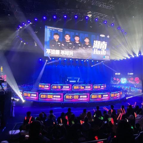 和平精英国际服下载安装：时装武器丰富，与国服玩法大不同