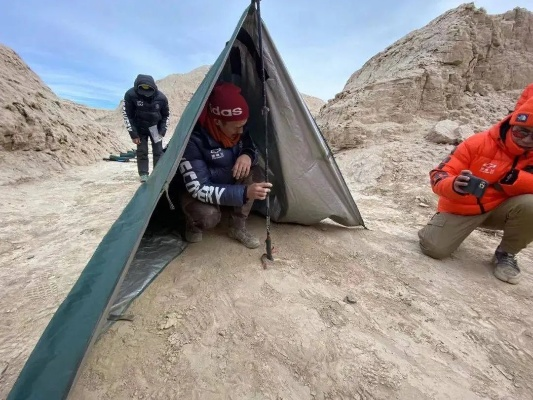 100小时荒野求生玩家复盘，为什么你总在第3天倒在资源陷阱里？