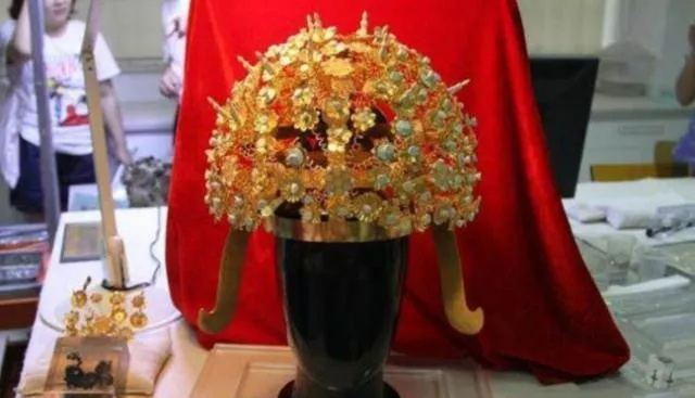 免费展惊现黄金凤冠毁损奇观，男童意外触碰引发全新价值反思