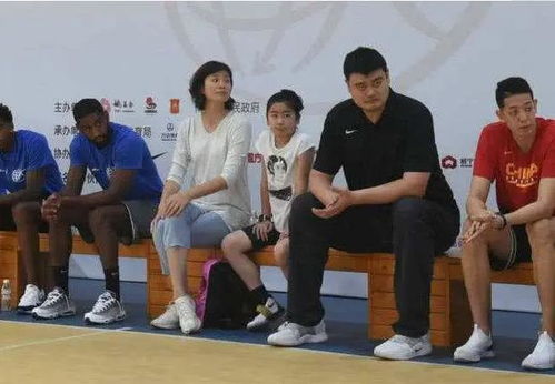 身高2米姚明父女亮相，15岁姚沁蕾沉稳大方引关注