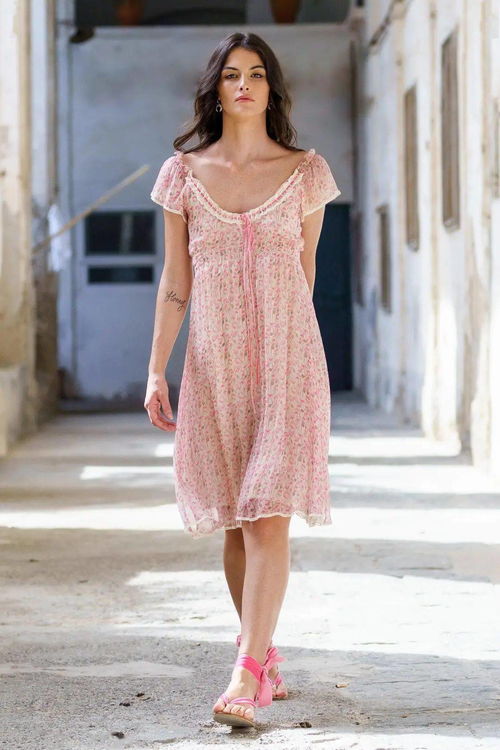 “裸体围裙”爆红热搜，揭秘时尚新潮流！