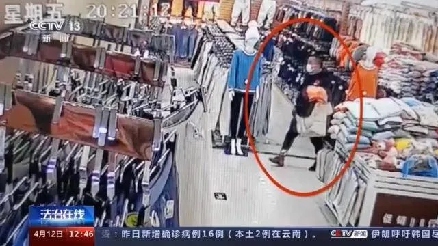 商场大衣悬挂疑云散，神秘事件已妥善处理