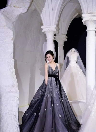 36岁文咏珊产后惊艳亮相，霸王茶姬婚礼现场美成焦点