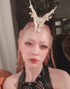 假睫毛成冒险标配？劳拉新造型引IGN热议