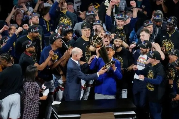 尼克斯荣耀时刻:首夺NBA总冠军,铸就辉煌新篇章 尼克斯荣耀时刻:首夺NBA总冠军,铸就辉煌新篇章