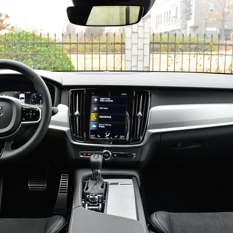 女子特斯拉玩具车上路引发避让潮,官方回应引关注 女子特斯拉玩具车上路引发避让潮,官方回应引关注