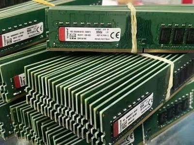 内存狂潮揭秘：金属块造假，内存条价格失控背后的秘密！