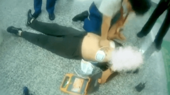 急救室惊现“光腿神器”女孩，胸闷呼吸困难引关注