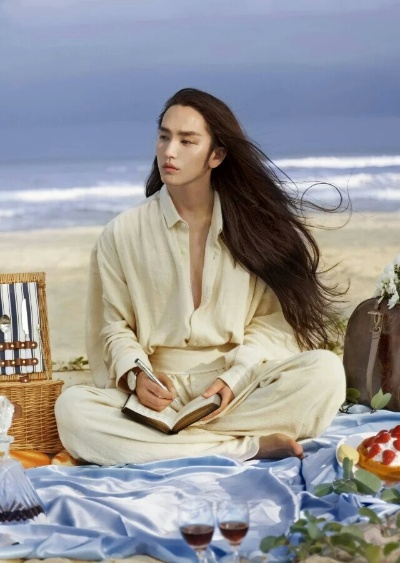 好利来公子长发照走红，网友热议：长发飘飘似女神！