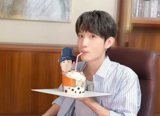 好利来公子长发照走红，网友热议：长发飘飘似女神！