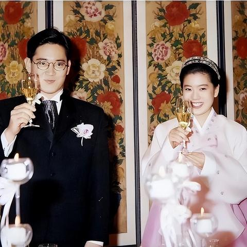 三星长公主李富真55岁现身,腿脚不便引发公众关切与敬佩 三星长公主李富真55岁现身,腿脚不便引发公众关切与敬佩