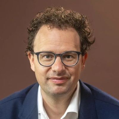 拉瑞安CEO文克艺术认知引热议，外媒犀利点评艺术价值再探讨