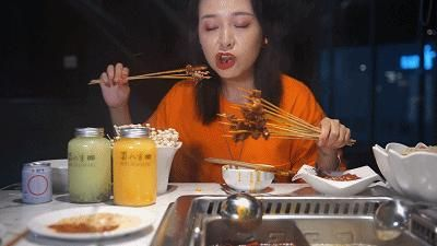 机器人老板娘绝技：挑战20分钟眨眼极限，火锅店新潮流！