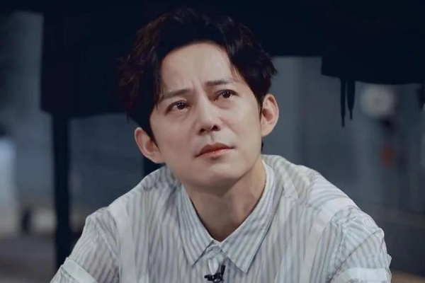 何炅闪光灯拍私生引热议,网友:五旬老人成“隐秘守护者” 何炅闪光灯拍私生引热议,网友:五旬老人成“隐秘守护者”