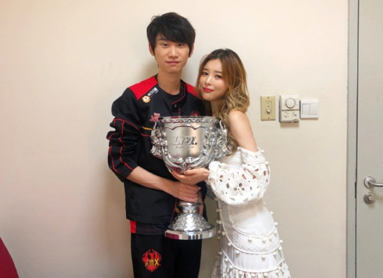 Doinb遭醉酒粉丝调侃糖小幽，冷静应对获点赞，展现电竞绅士风范