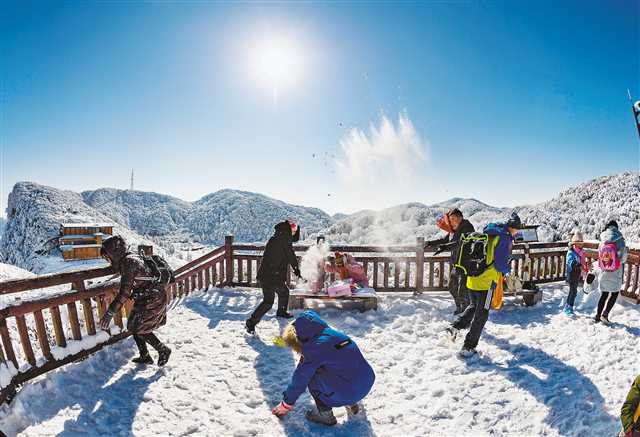 印度滑雪场开业惊呆游客：雪仗都打不够畅快体验