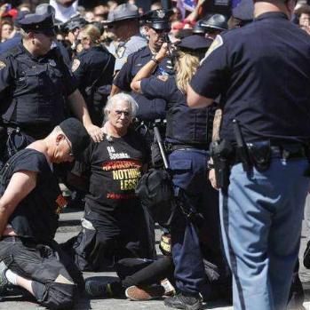 75岁老人因生活琐事纵火获刑11年，反思社会和谐价值缺失