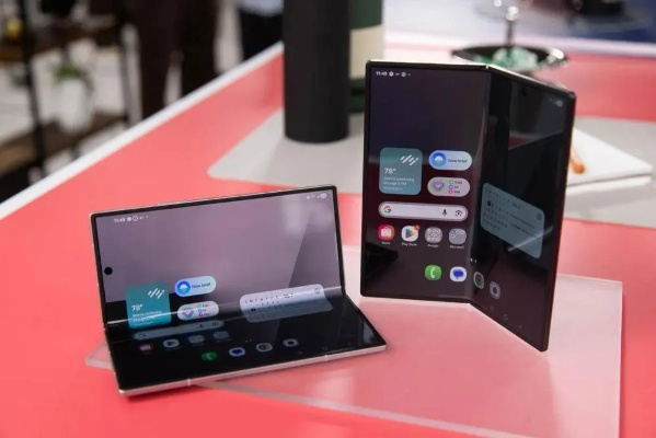 折叠新纪元：三星“阔折叠”挑战苹果，定义未来交互新标杆