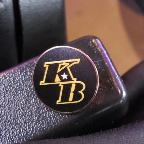 1美分硬币葬礼：黑衣送行泪洒现场，珍贵回忆成永恒