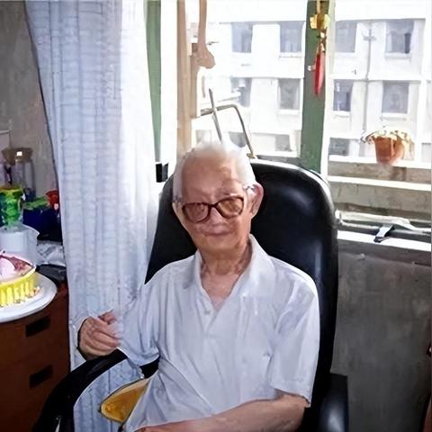 《少女前线2》COS"45姐"惊艳还原，飞机场绝美再现！