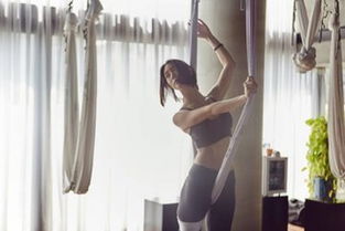 塞隆写真惊艳亮相，蕾丝紧身衣演绎性感新高度