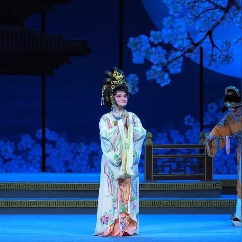 惊悚求生新篇章：美女生存恐怖游戏纯真回归