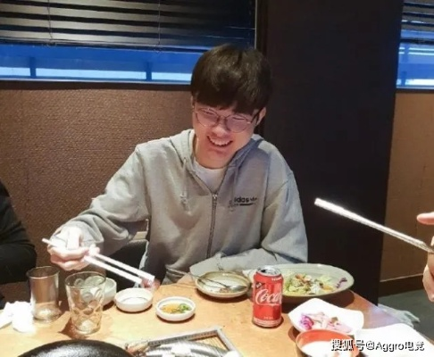电竞巴菲特Faker庆功宴席位炒至万元，隔壁桌目睹他大快朵颐成焦点