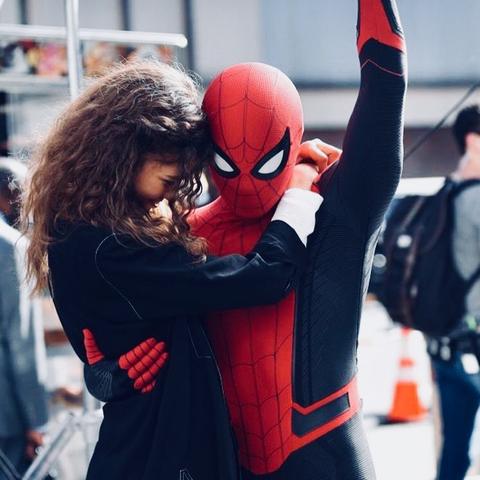 赞达亚荷兰弟家人同框，温馨互动笑成幸福大家庭