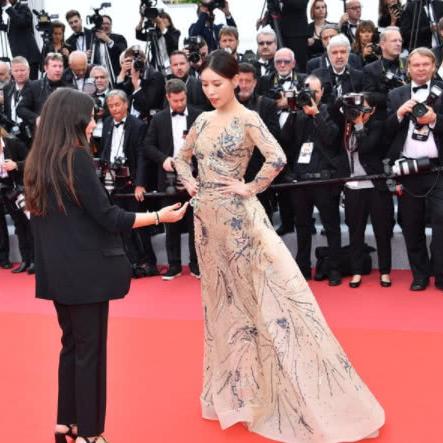 粉丝追踪6年终被识，女星住所保安应聘内幕曝光