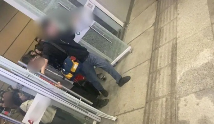 70度桑拿门把脱落悲剧：网红夫妇生死瞬间惊现新价值