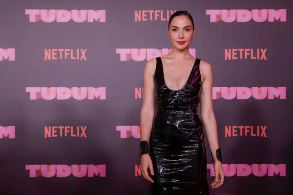 盖尔·加朵圣诞惊艳亮相，梦幻长裙再现神奇女侠风采，时尚新风尚！