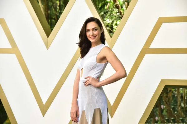 盖尔·加朵圣诞惊艳亮相，梦幻长裙再现神奇女侠风采，时尚新风尚！